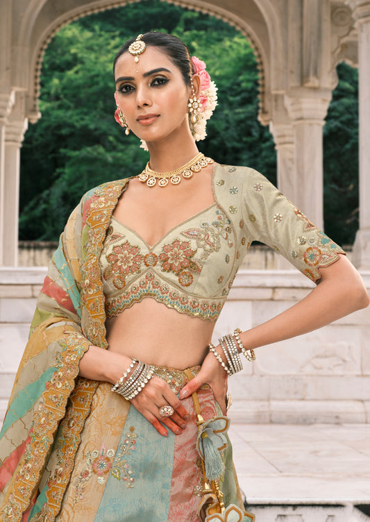 Lehenga de mariée vert d’eau multicolore en soie fantaisie avec broderies COLLECTION ESHA