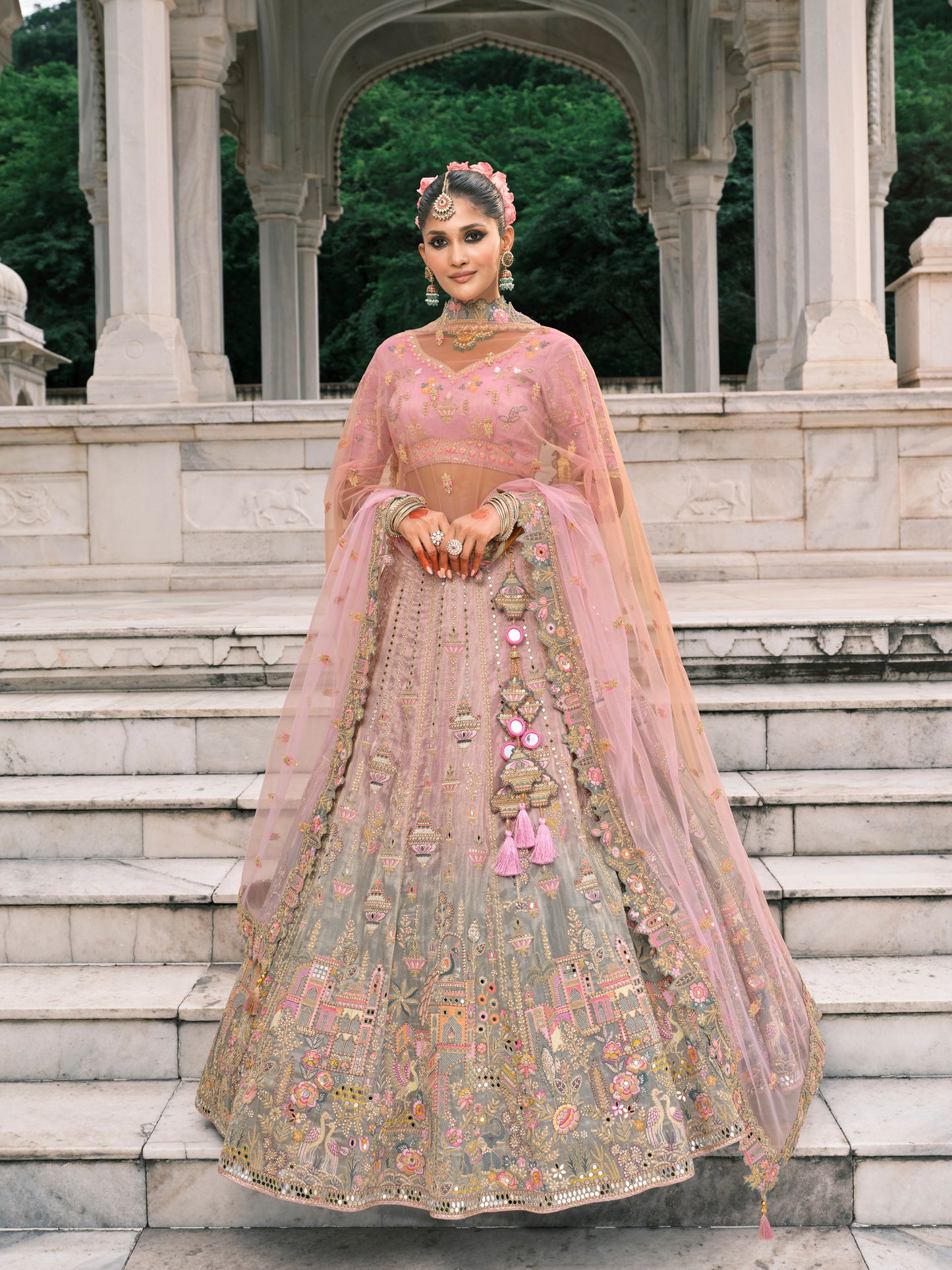 Lehenga de mariée rose clair et vert sauge en soie fantaisie avec broderies COLLECTION ESHA