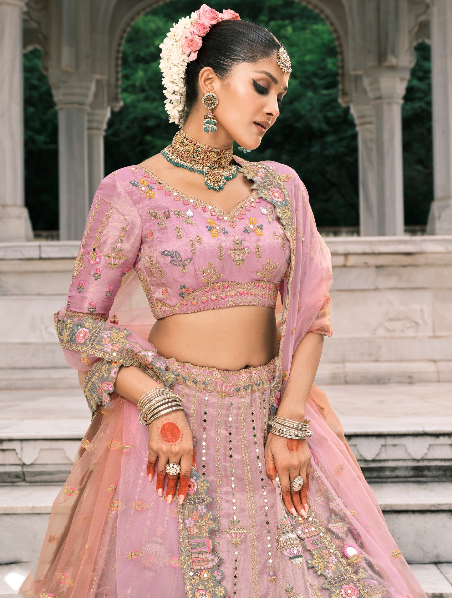 Lehenga de mariée rose clair et vert sauge en soie fantaisie avec broderies COLLECTION ESHA