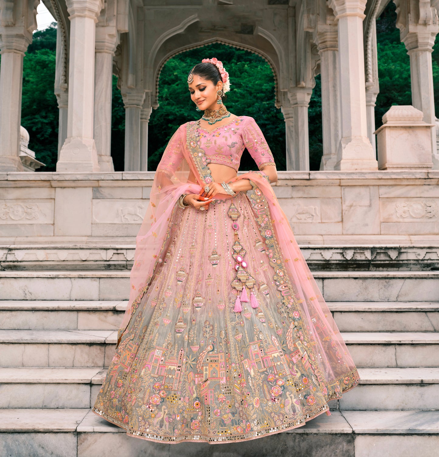 Lehenga de mariée rose clair et vert sauge en soie fantaisie avec broderies COLLECTION ESHA
