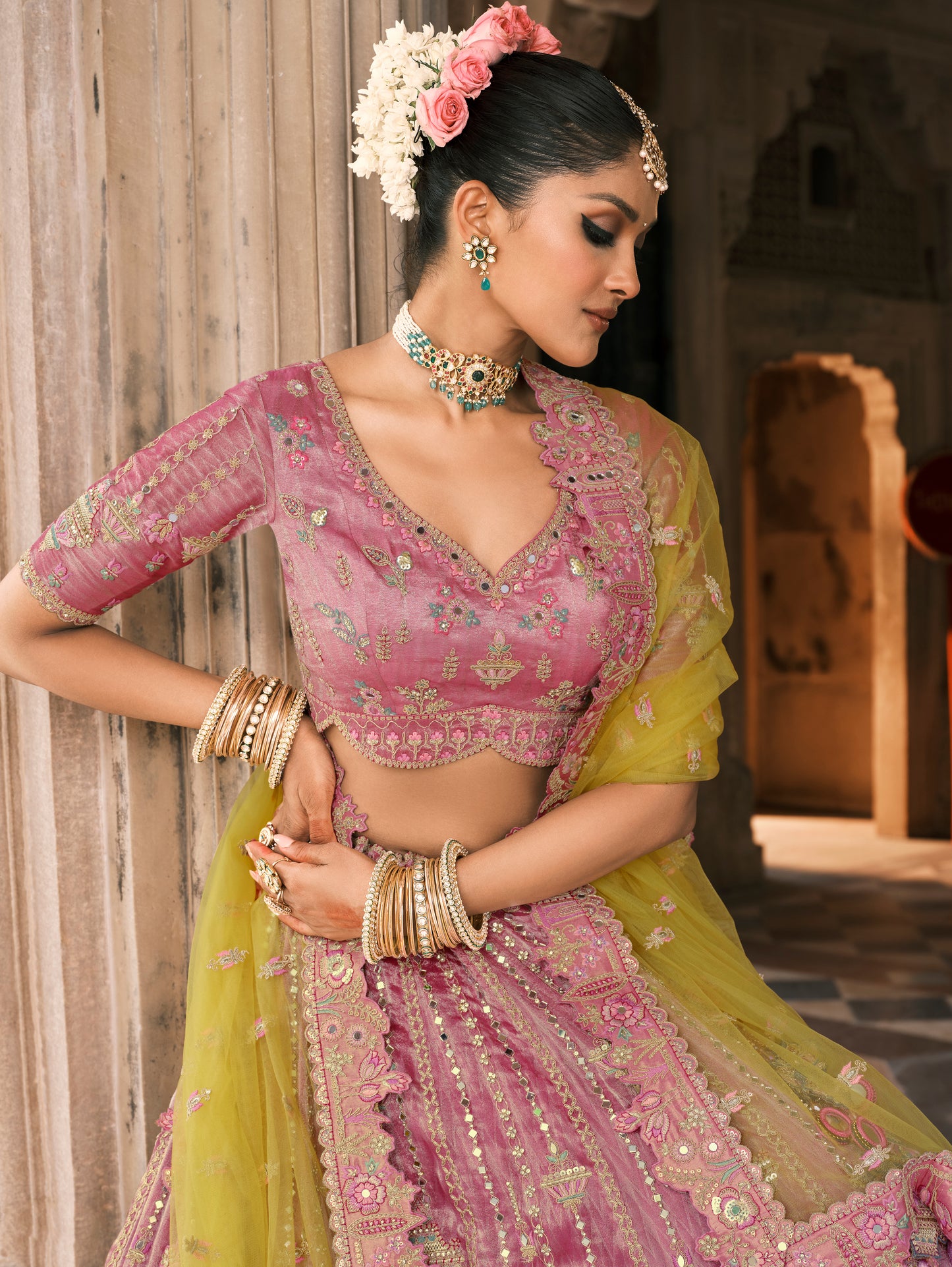 Lehenga de mariée rose et jaune citron en soie fantaisie avec broderies COLLECTION ESHA