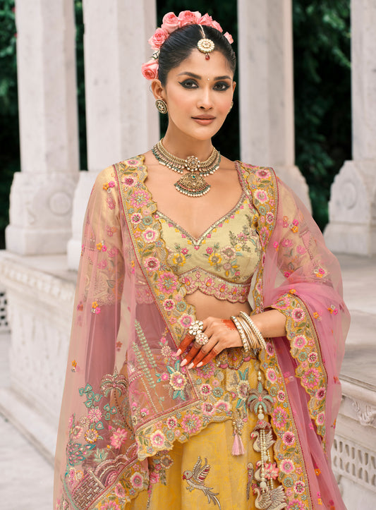 Lehenga de mariée rose clair et jaune en soie fantaisie avec broderies COLLECTION ESHA