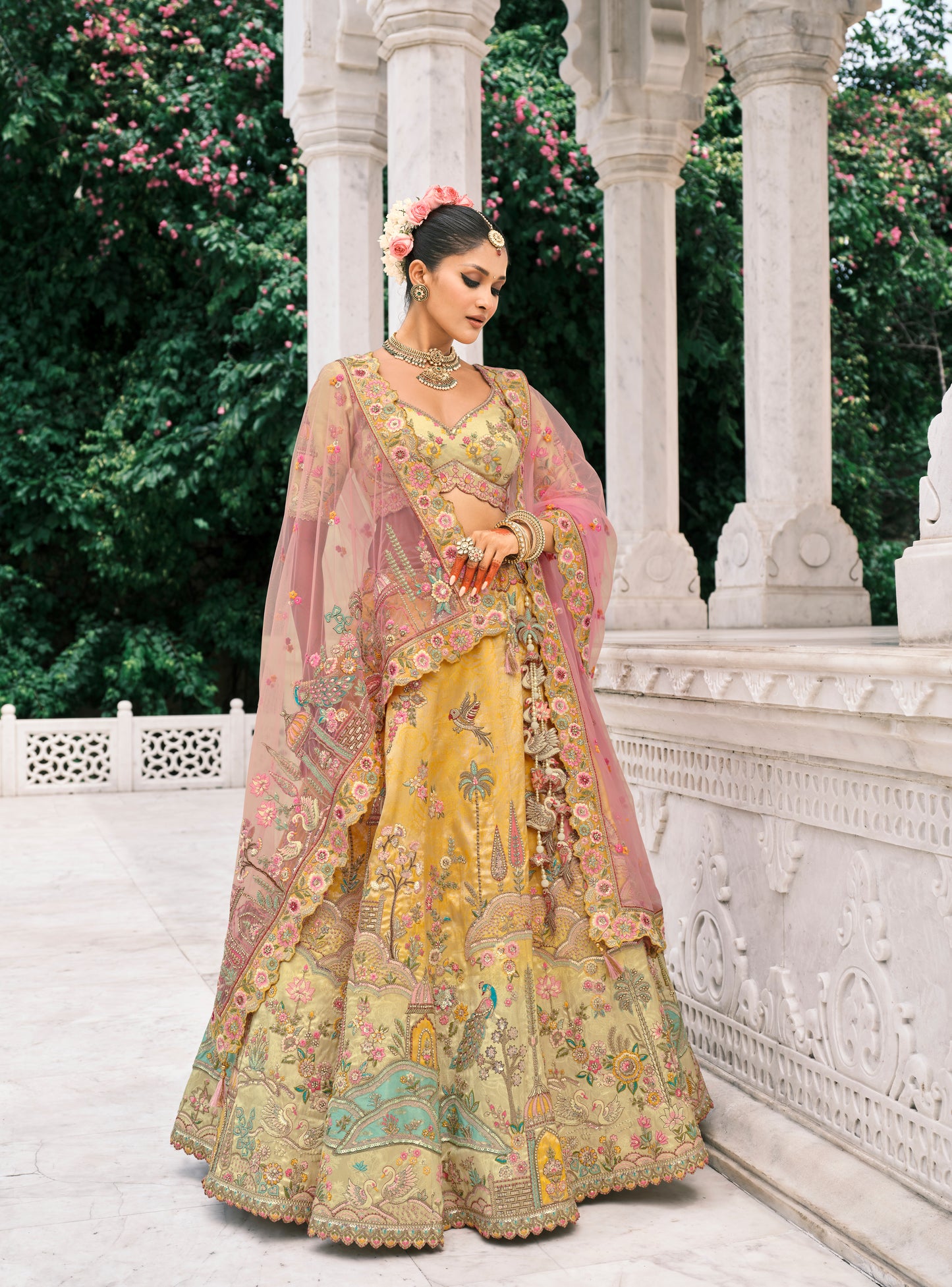 Lehenga de mariée rose clair et jaune en soie fantaisie avec broderies COLLECTION ESHA