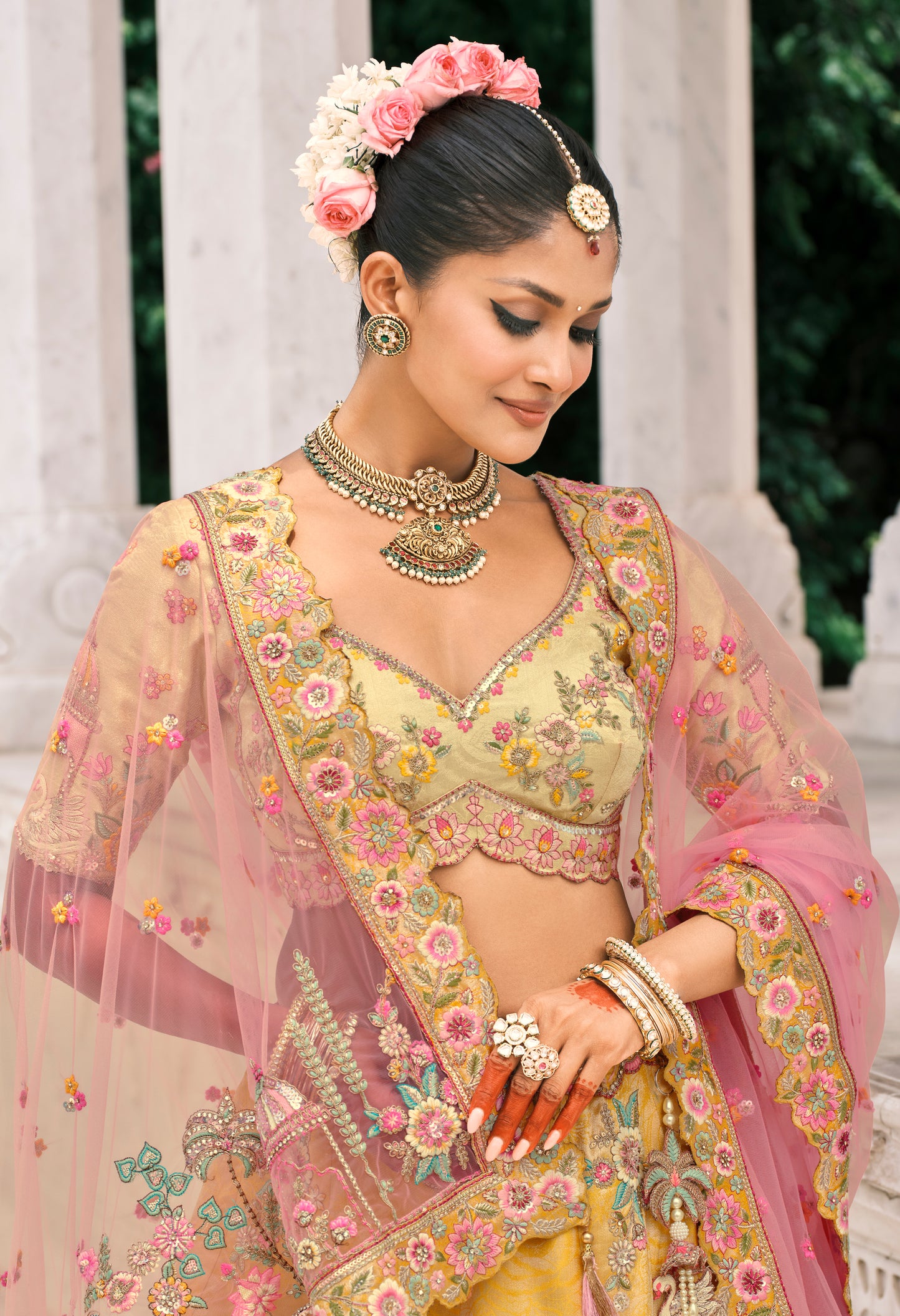 Lehenga de mariée rose clair et jaune en soie fantaisie avec broderies COLLECTION ESHA