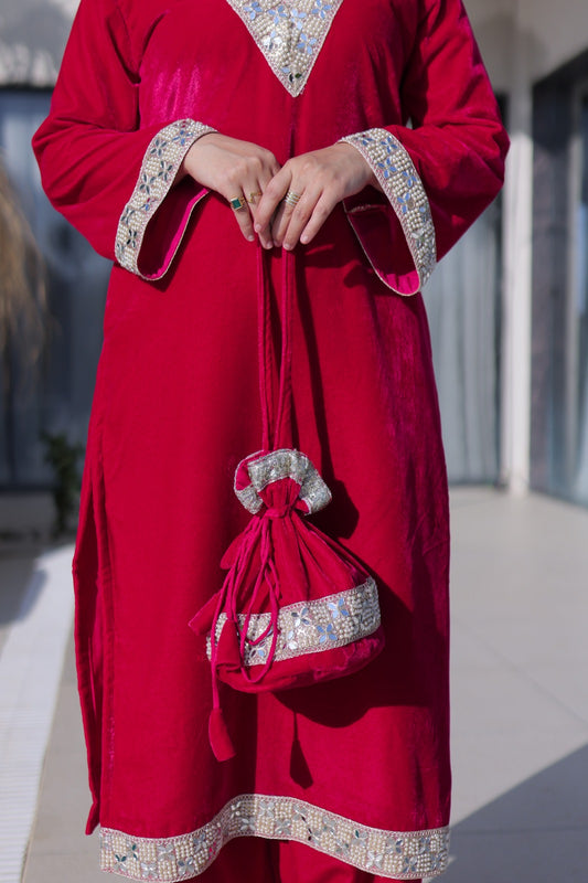 Ensemble Salwar Suit rouge vif et argenté en velours et zari avec sac style batwa assorti COLLECTION ZOYA