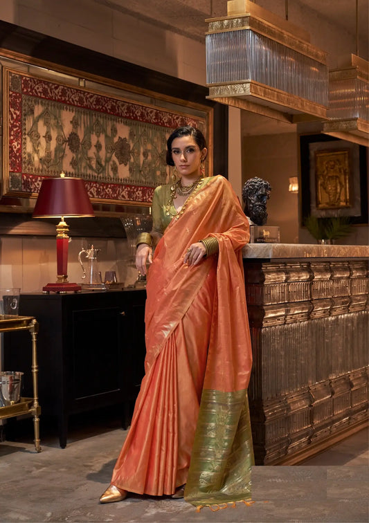 Sari en soie orange avec pallu design contrastant au motif ikkat