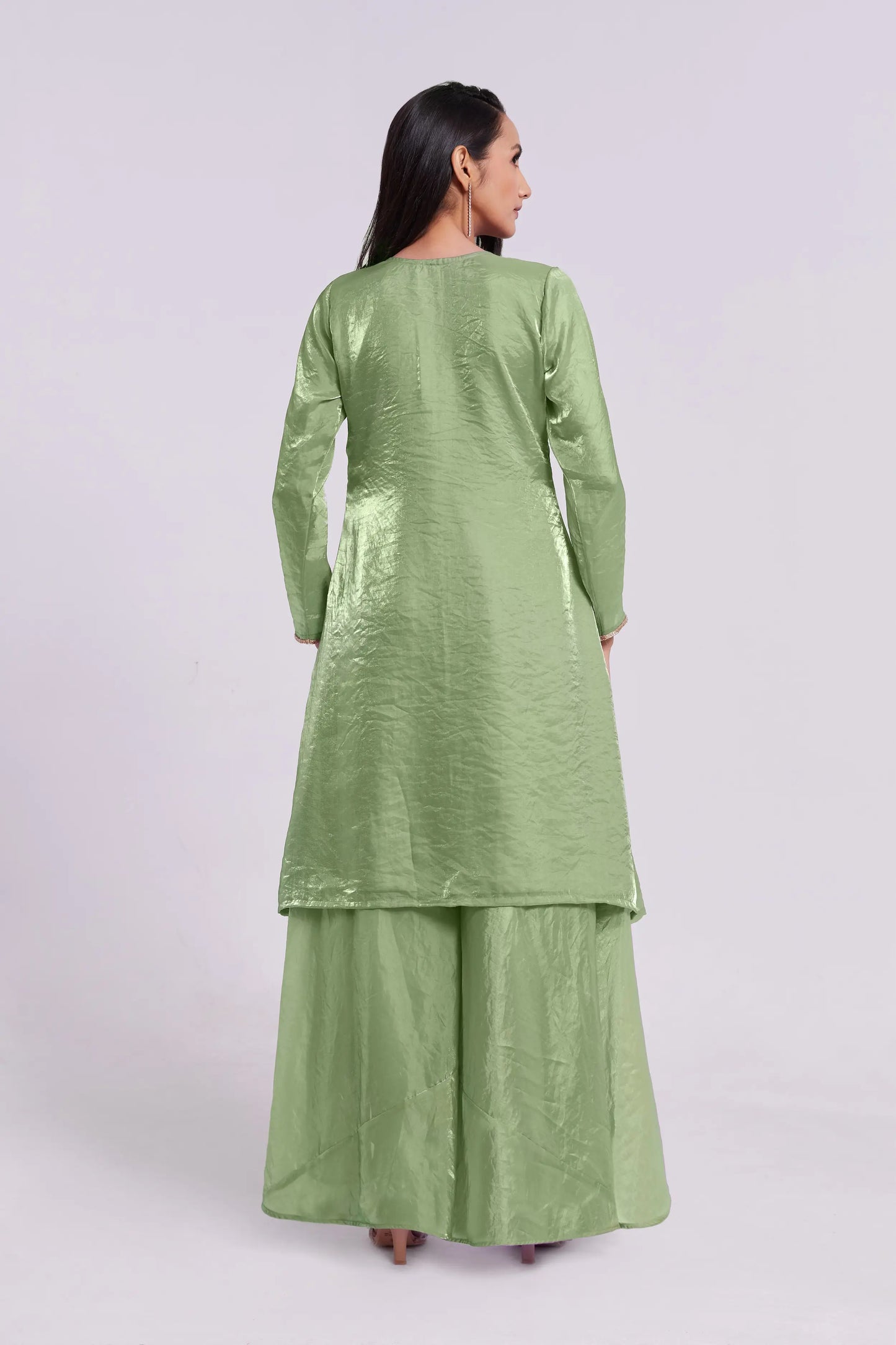 Pistaziengrüner Organza-Salwar-Anzug mit Handstickerei