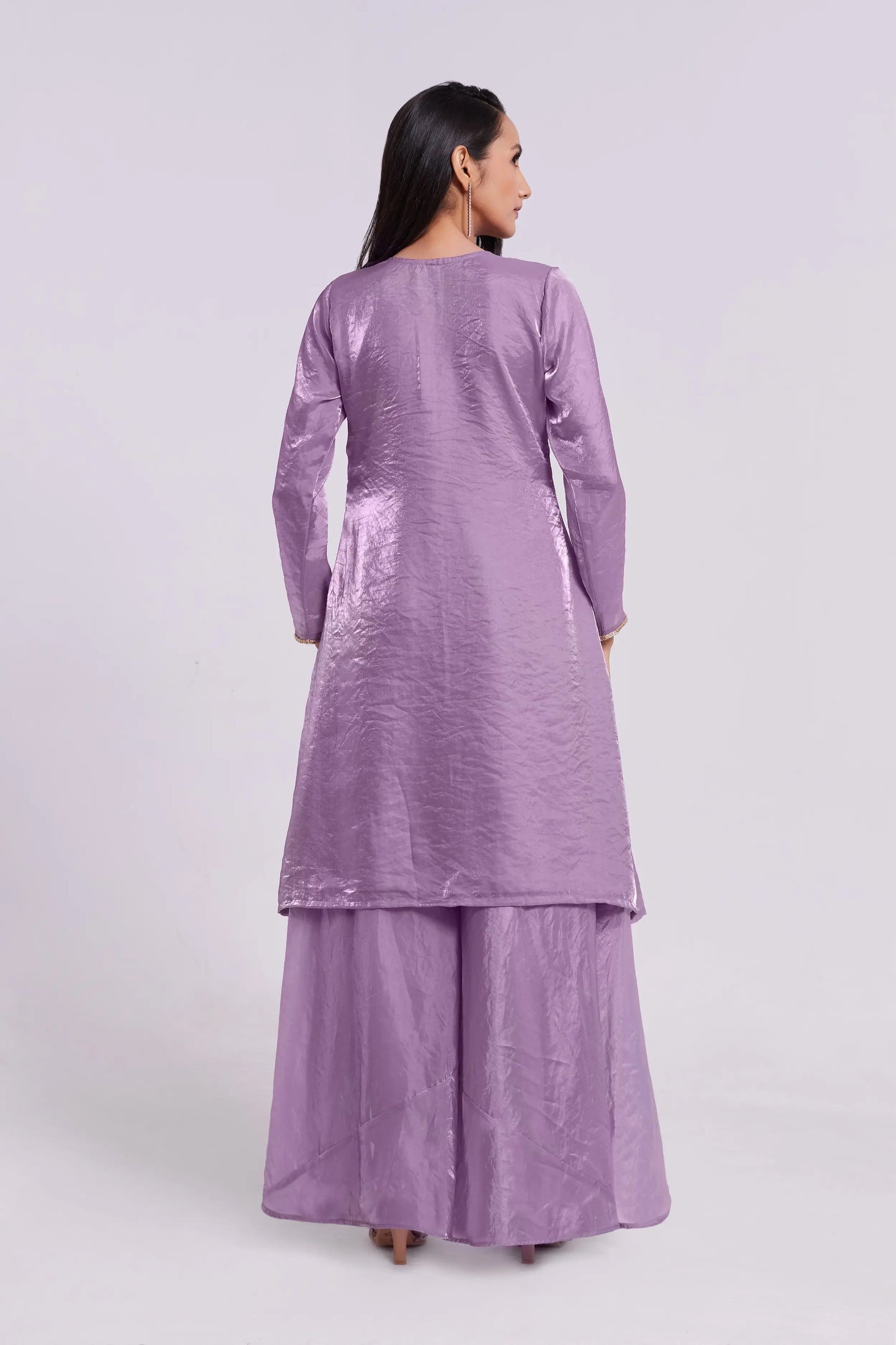 Salwar Anzug aus reinem lila Organza mit Handstickerei