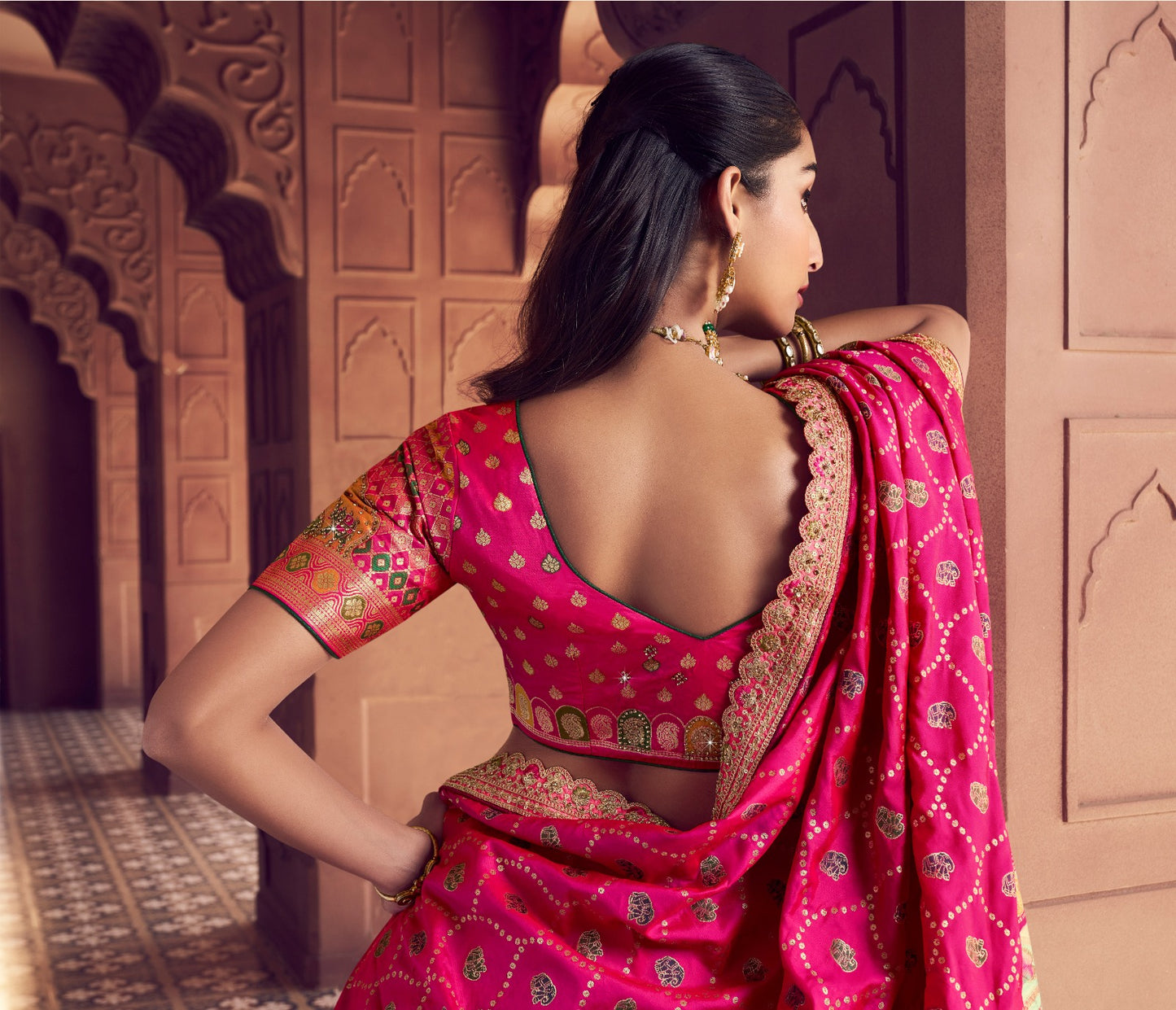 Lehenga de mariée rose fuchsia en soie Banarasi premium, broderies Swarovski, sequins, avec ceinture et pochette COLLECTION AMYRA