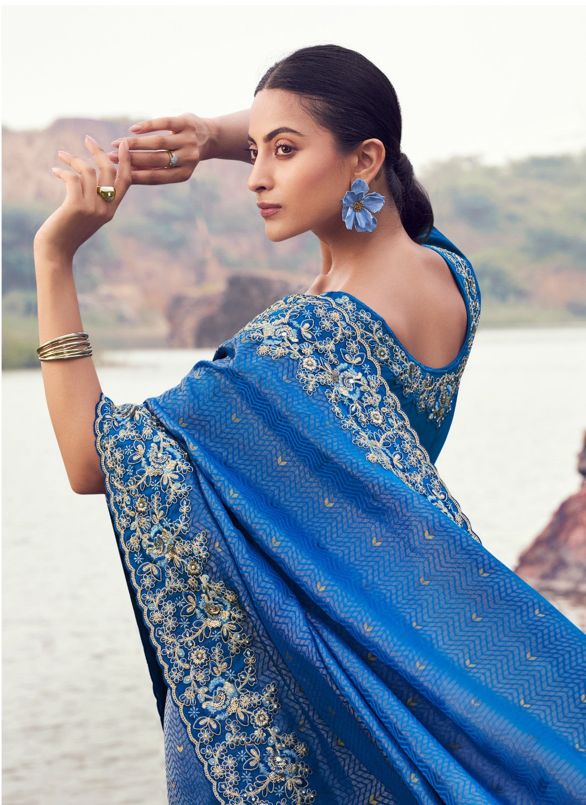 Sari bleu rama profond en pure soie satinée avec jacquard COLLECTION SAYAARAH