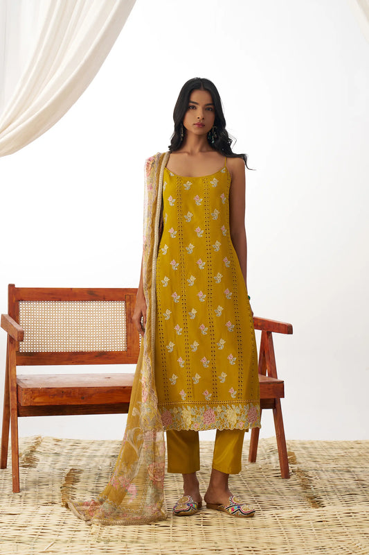 Ensemble Salwar en Organza Jaune Moutarde avec Broderie Fantaisie et Dupatta