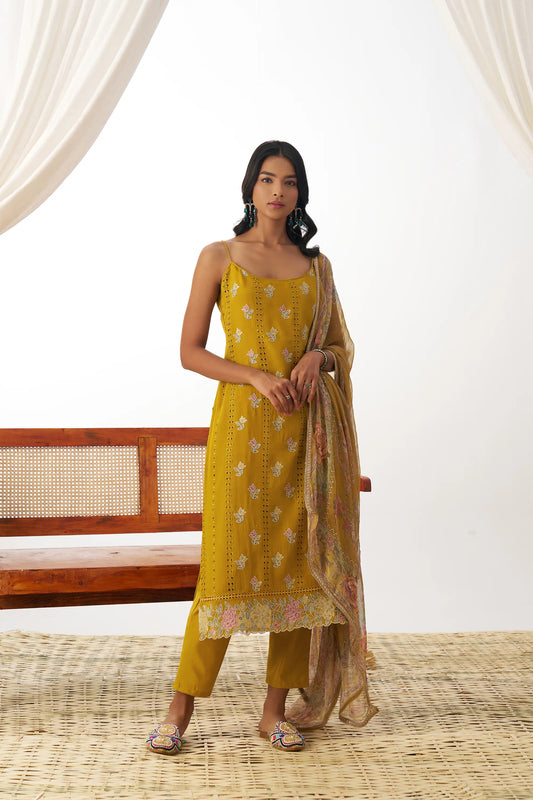 Ensemble Salwar en Organza Jaune Moutarde avec Broderie Fantaisie et Dupatta
