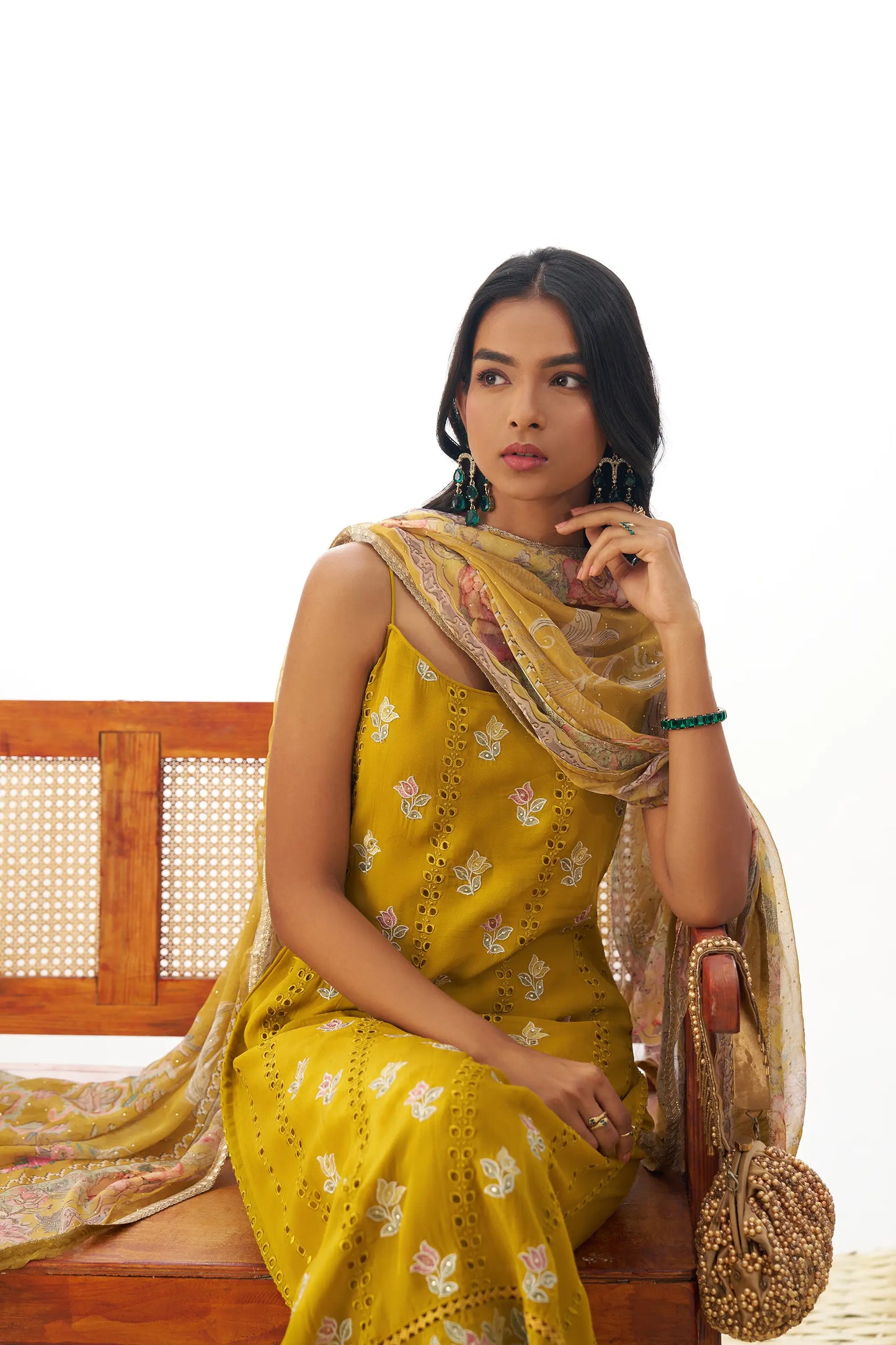 Ensemble Salwar en Organza Jaune Moutarde avec Broderie Fantaisie et Dupatta