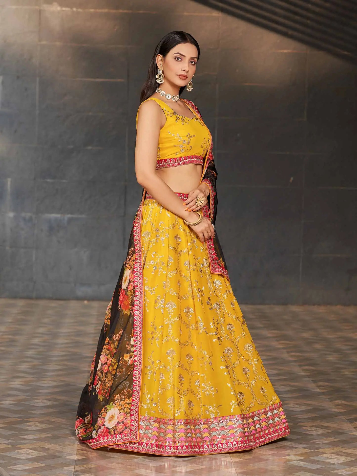 Lehenga Georgette Jaune et Noir avec Broderie Fils, Zari, Sequins et Impressions Numériques
