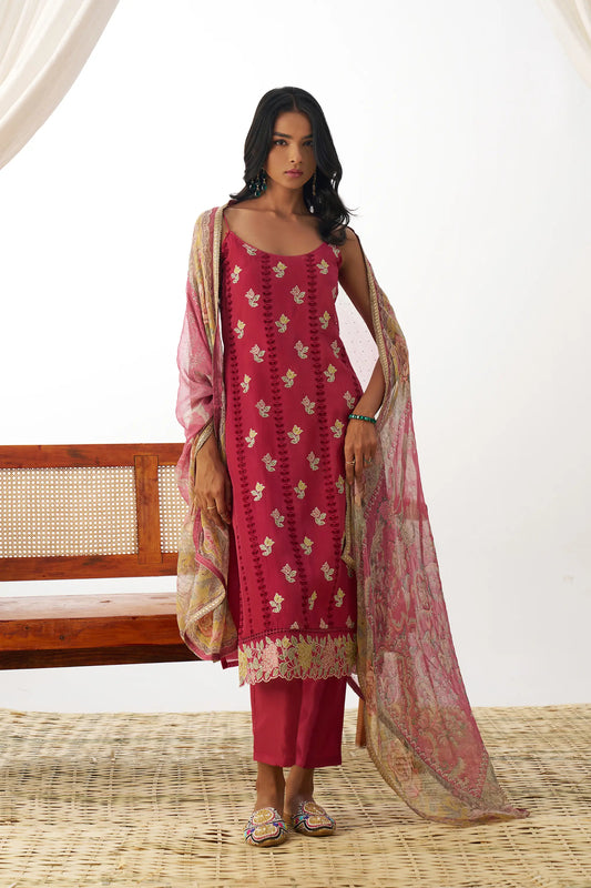 Ensemble Salwar rouge pâle en organza avec broderie fantaisie et dupatta