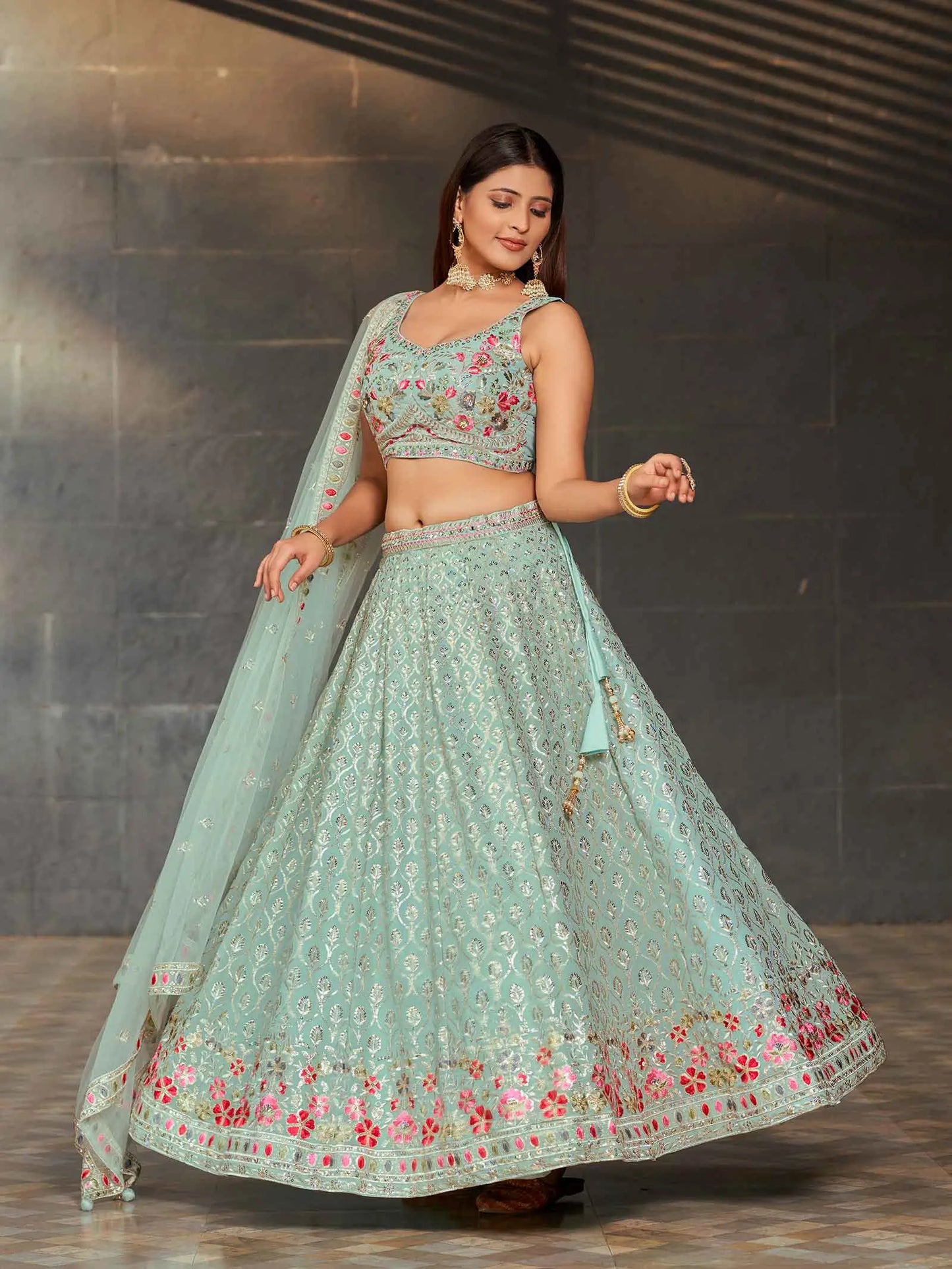 Lehenga vert estival en georgette avec broderie multicolore en fils, zari et sequins
