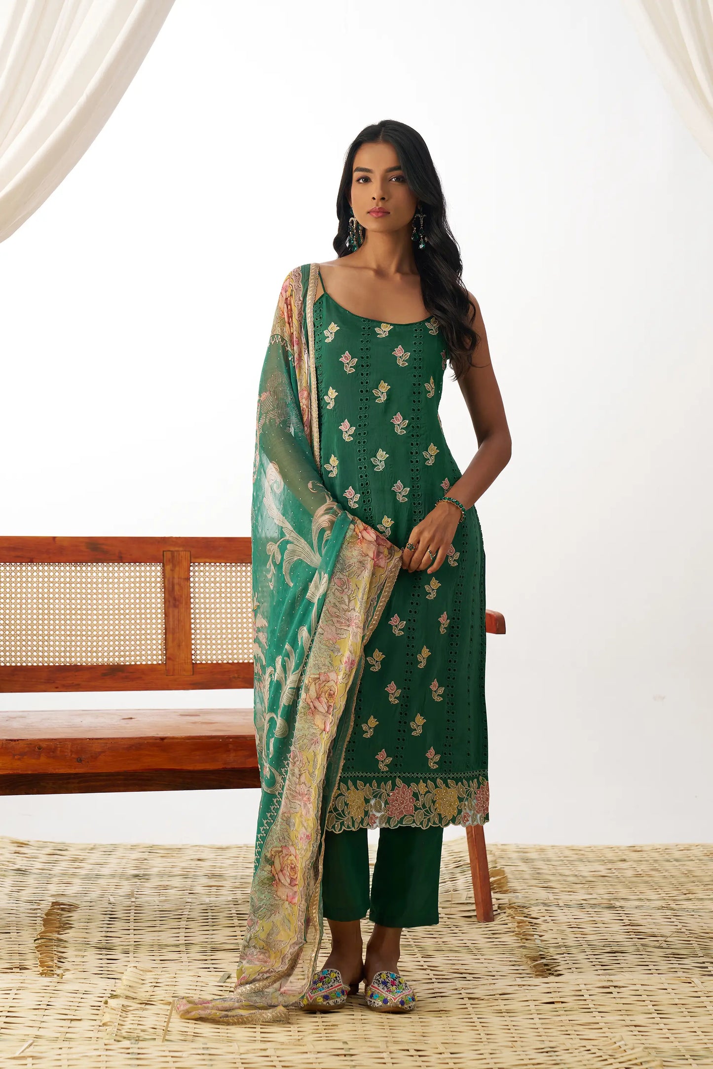 Ensemble Salwar Vert Cyan en Organza avec Broderie Fantaisie et Dupatta
