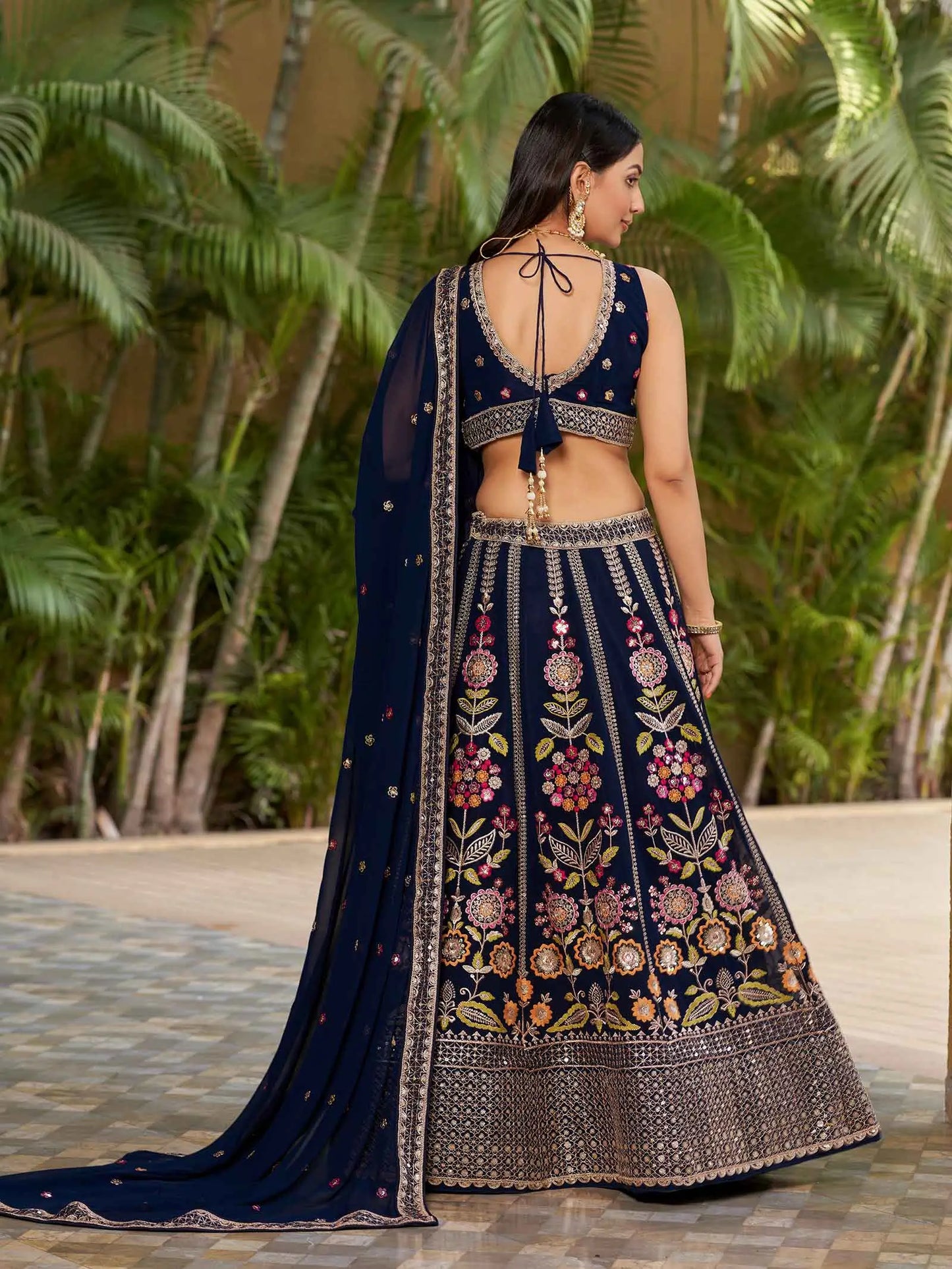 Lehenga Choli bleu marine en georgette avec broderies en fils multicolores, zari, dori et sequins