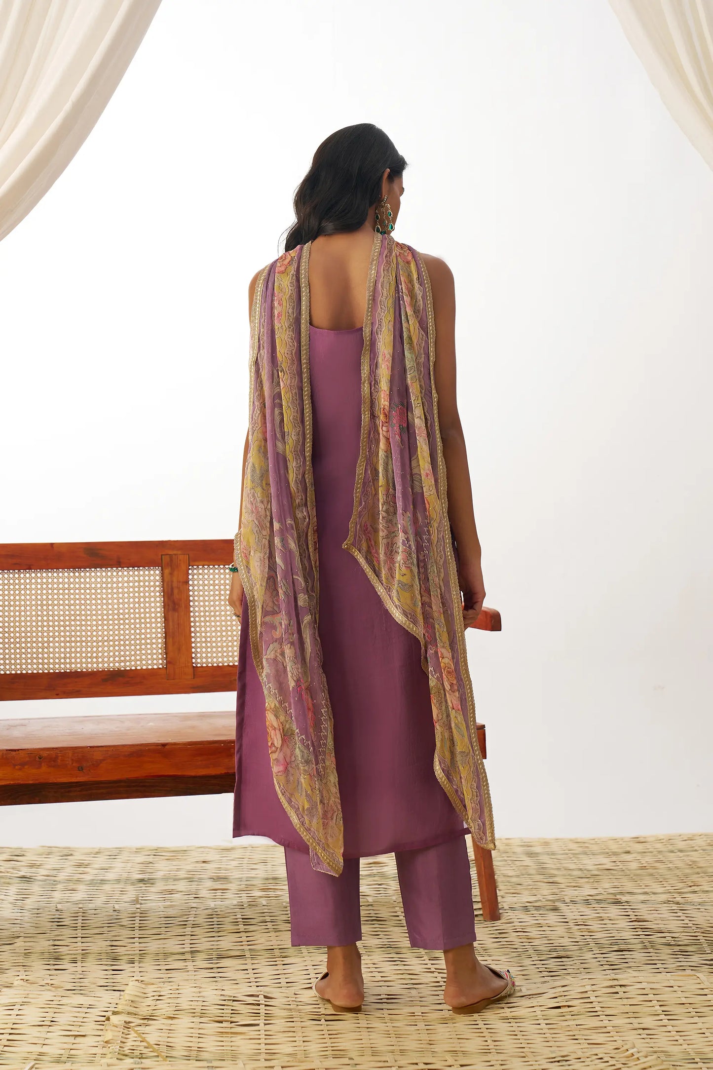 Ensemble Salwar en organza mauve foncé avec broderie fantaisie, accompagné d’un dupatta