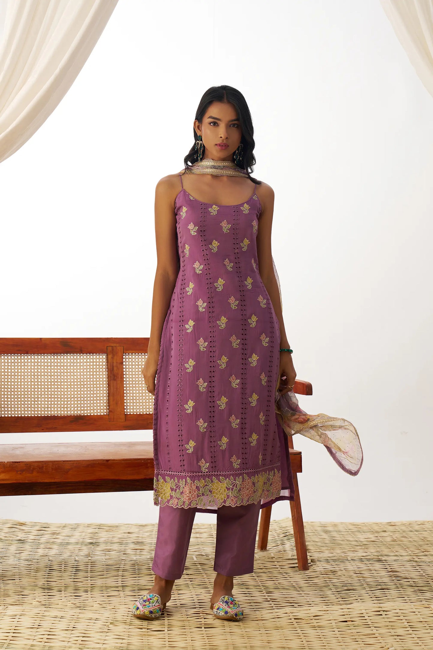 Ensemble Salwar en organza mauve foncé avec broderie fantaisie, accompagné d’un dupatta