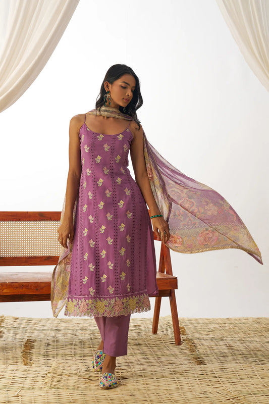 Ensemble Salwar en organza mauve foncé avec broderie fantaisie, accompagné d’un dupatta