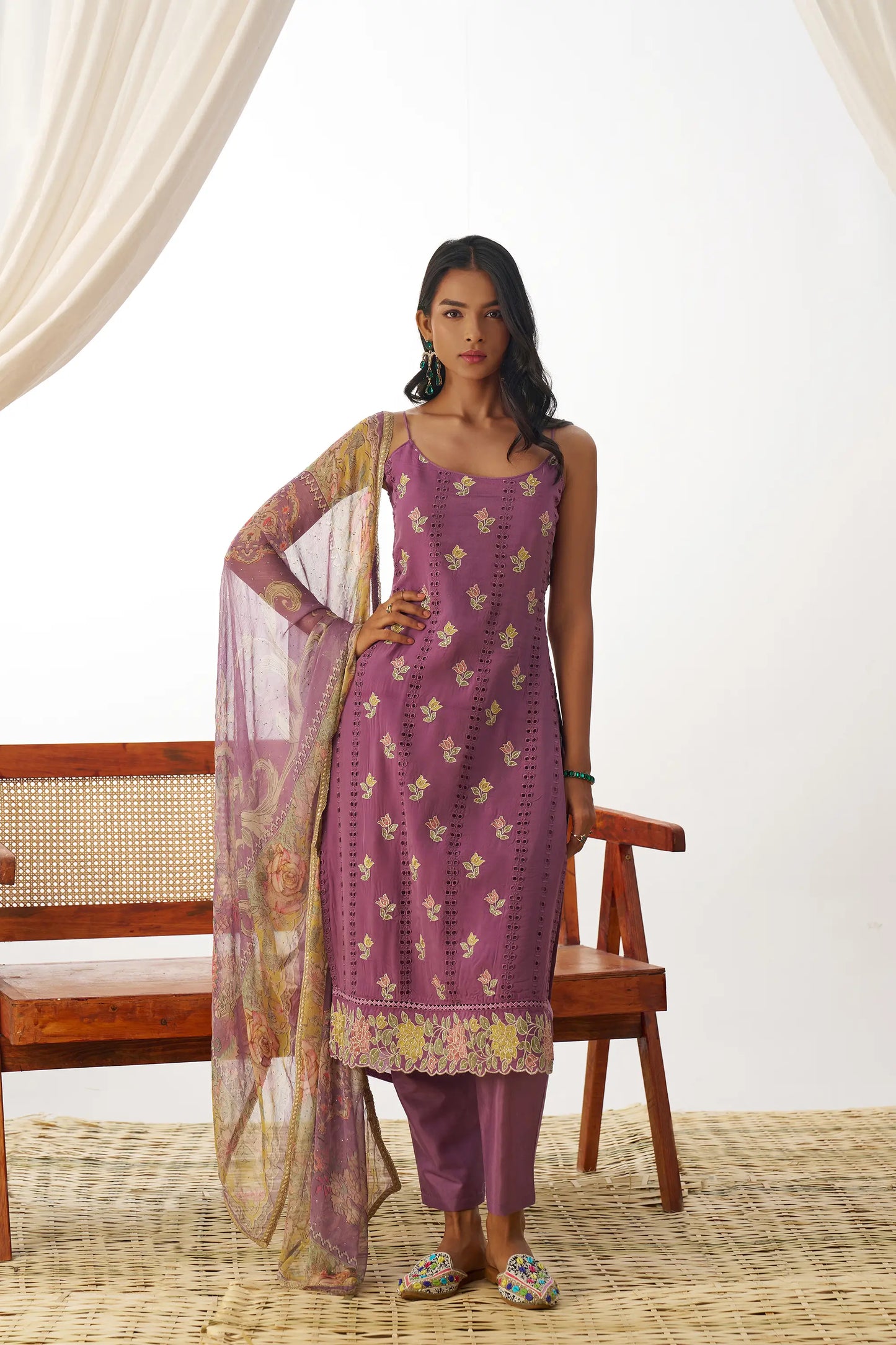 Ensemble Salwar en organza mauve foncé avec broderie fantaisie, accompagné d’un dupatta
