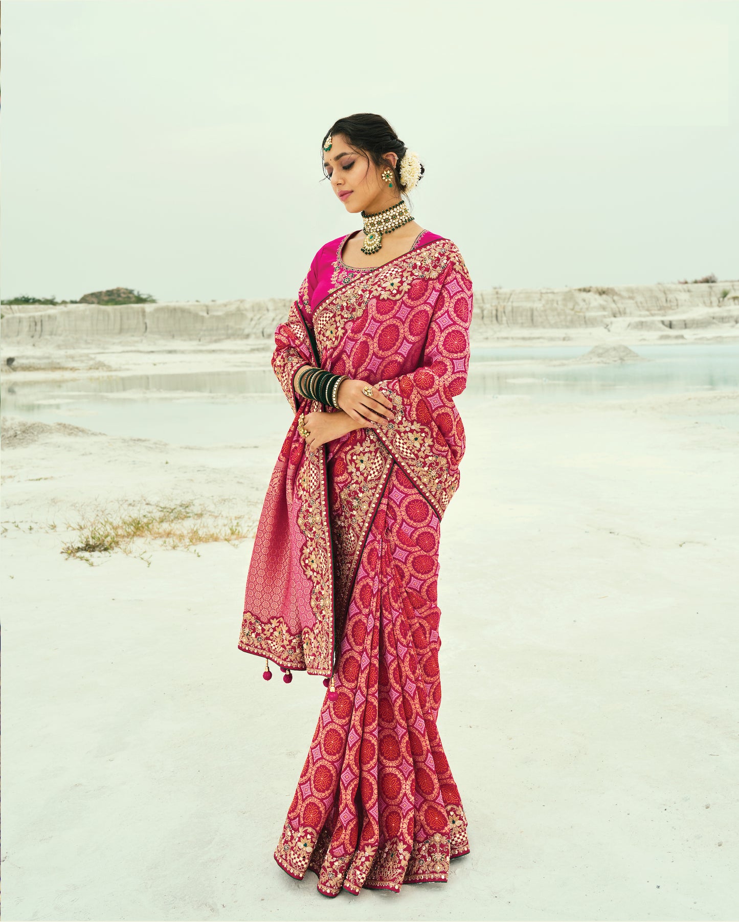 Sari rose fuchsia en pur tissu georgette bandhej avec travail fait main de moti et cut-dana COLLECTION KHUSHI