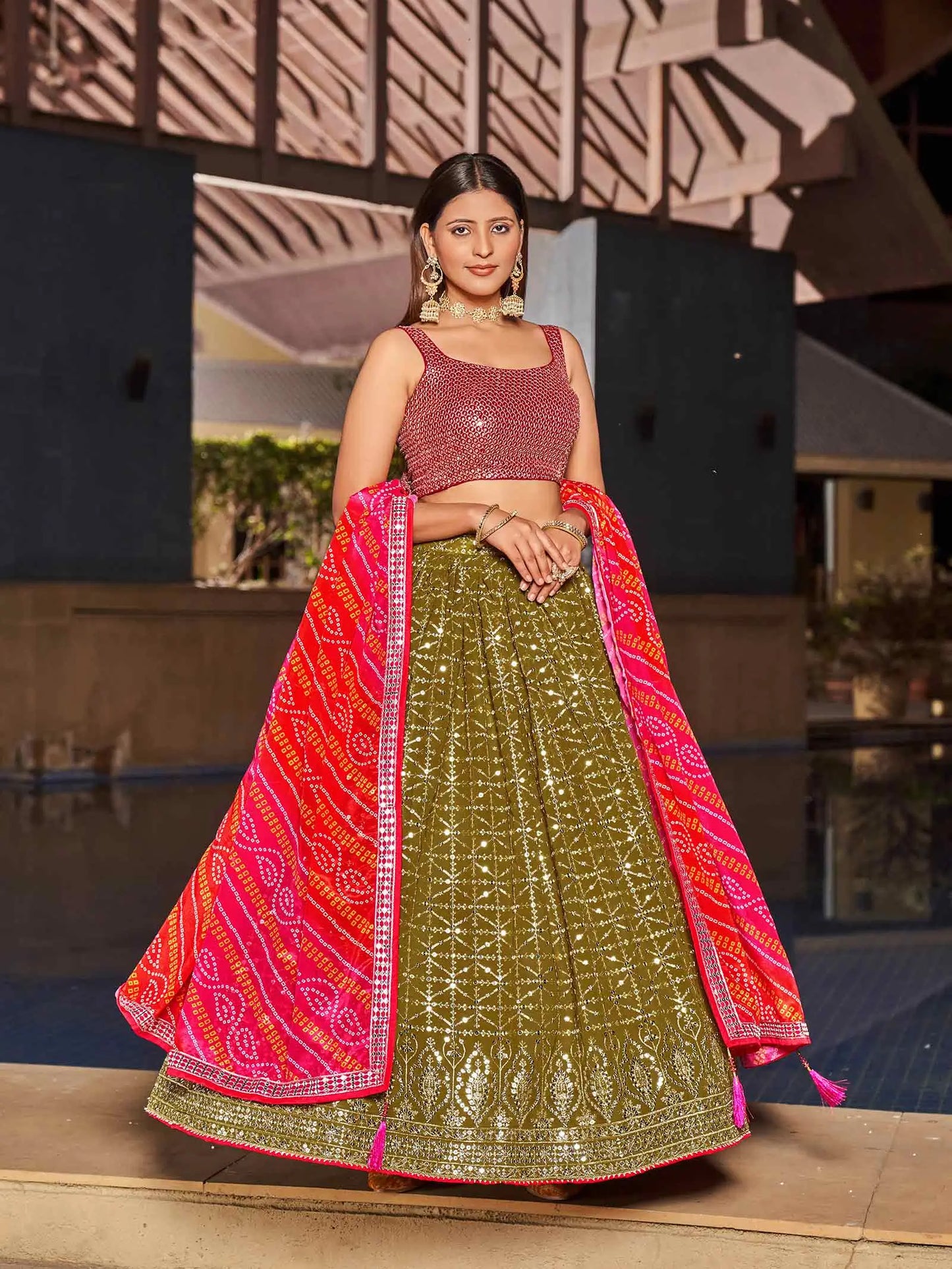 Lehenga glamour en georgette olive et rose avec broderie au zari et sequins