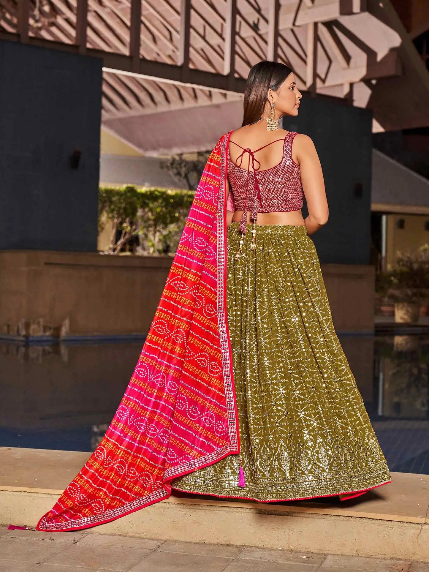 Lehenga glamour en georgette olive et rose avec broderie au zari et sequins