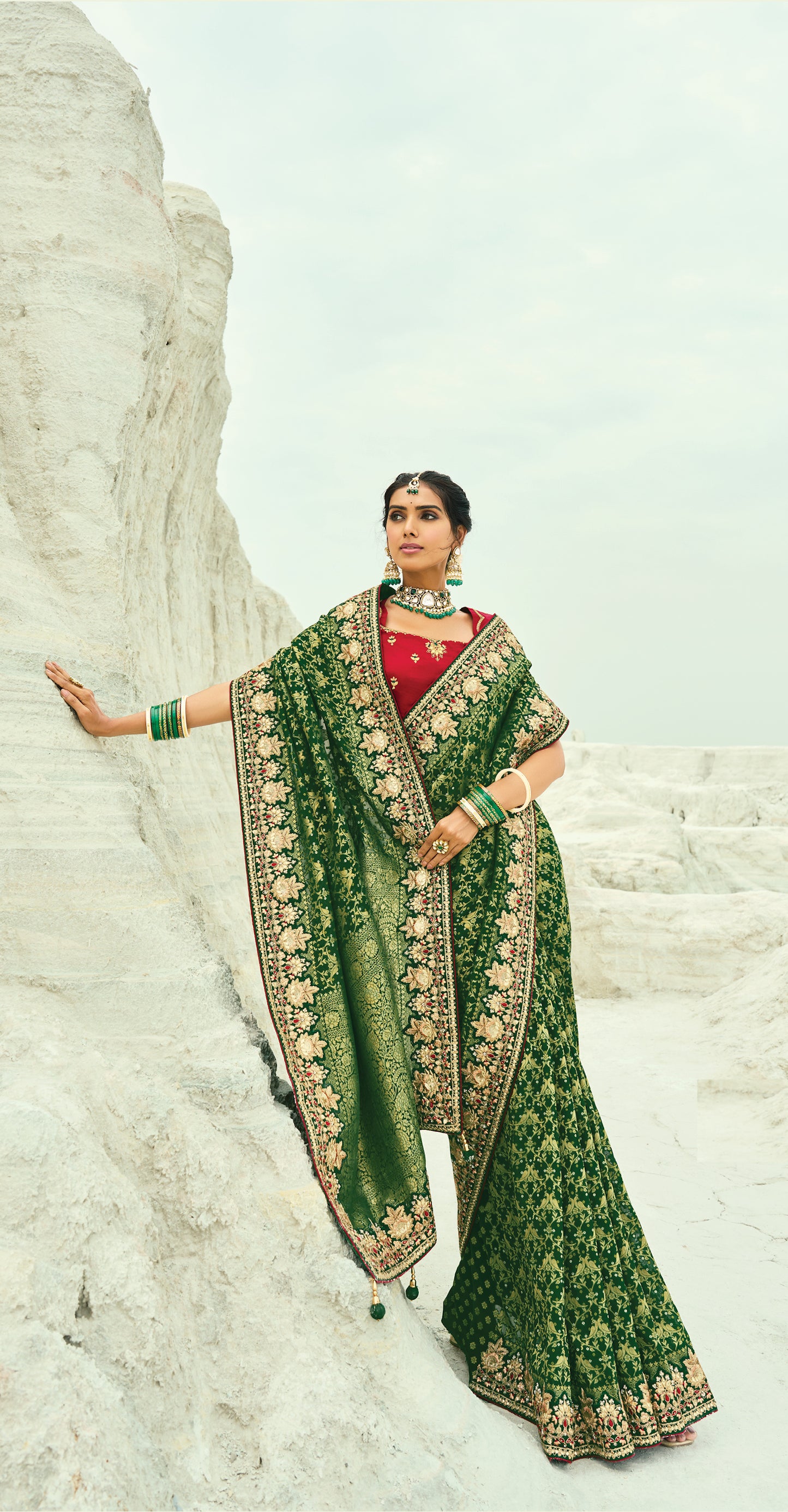 Sari vert foncé en pur tissu georgette bandhej avec travail fait main de moti et cut-dana COLLECTION KHUSHI