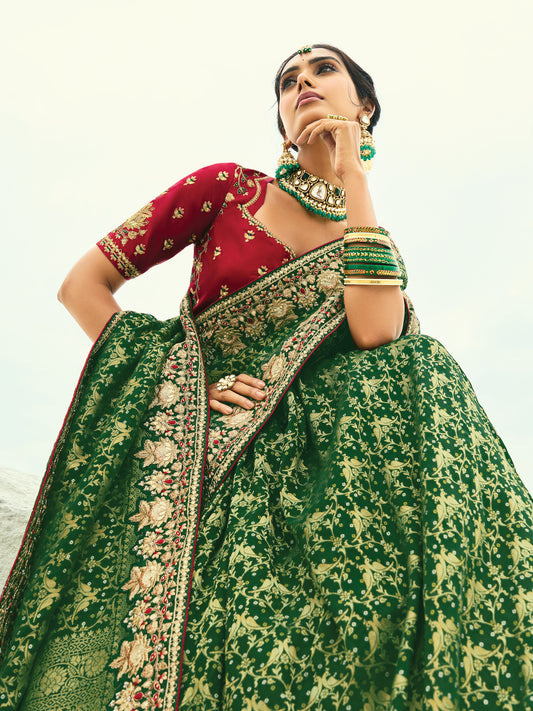 Sari vert foncé en pur tissu georgette bandhej avec travail fait main de moti et cut-dana COLLECTION KHUSHI
