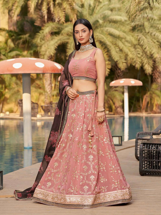 Lehenga en georgette rose marroné avec broderies en fil, zari, dori et sequins, accompagné d’une impression digitale