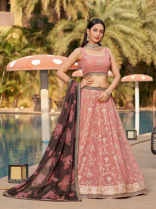 Lehenga en georgette rose marroné avec broderies en fil, zari, dori et sequins, accompagné d’une impression digitale