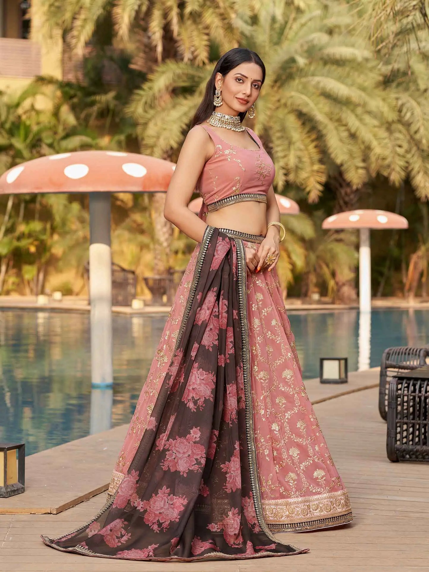 Lehenga en georgette rose marroné avec broderies en fil, zari, dori et sequins, accompagné d’une impression digitale