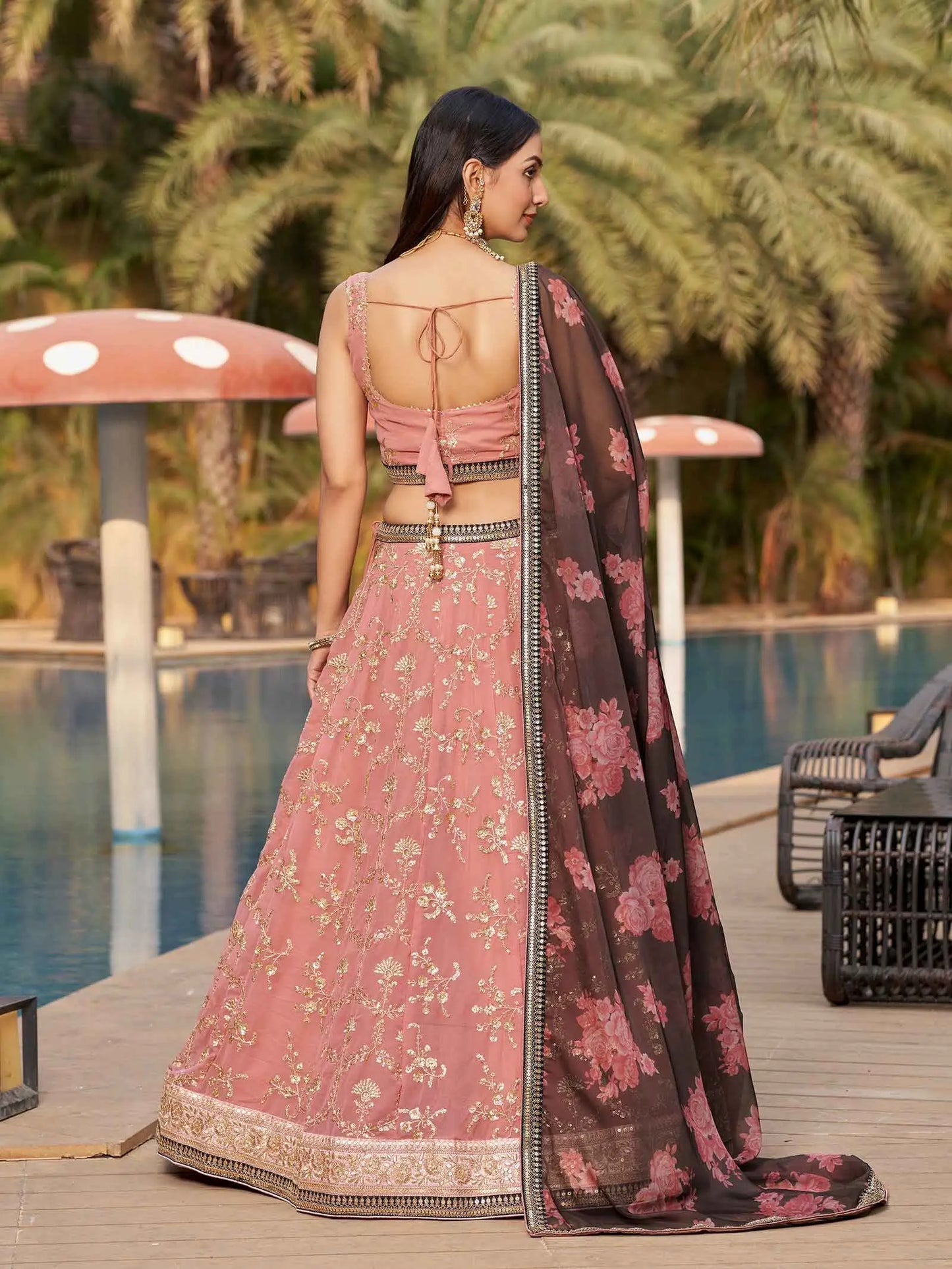 Lehenga en georgette rose marroné avec broderies en fil, zari, dori et sequins, accompagné d’une impression digitale