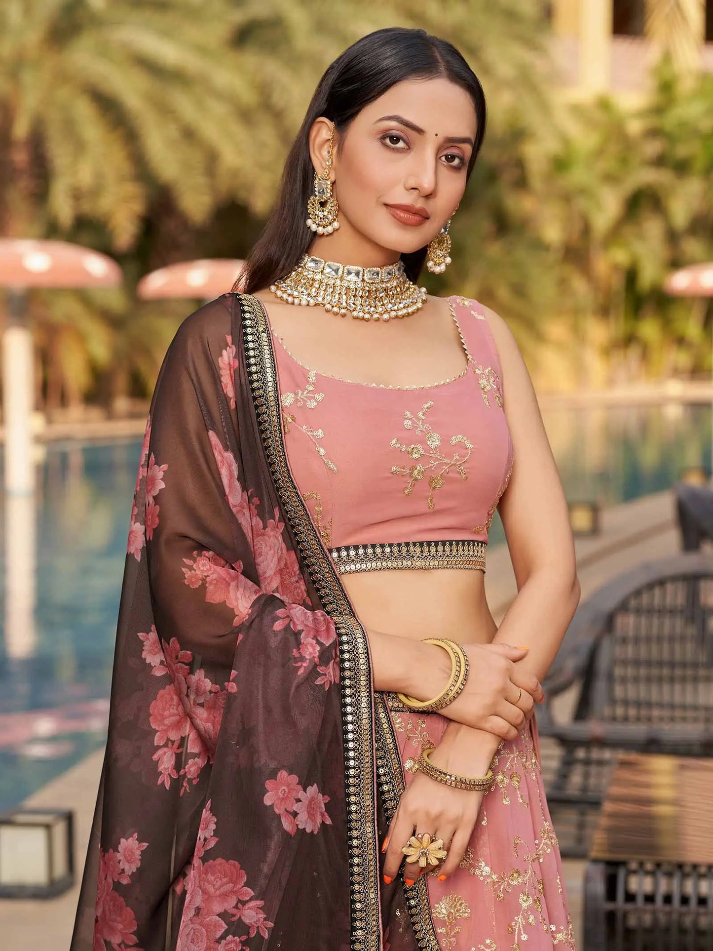 Lehenga en georgette rose marroné avec broderies en fil, zari, dori et sequins, accompagné d’une impression digitale