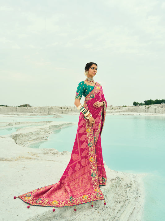 Sari rose fuchsia et turquoise en pur tissu georgette bandhej avec travail fait main de moti et cut-dana COLLECTION KHUSHI