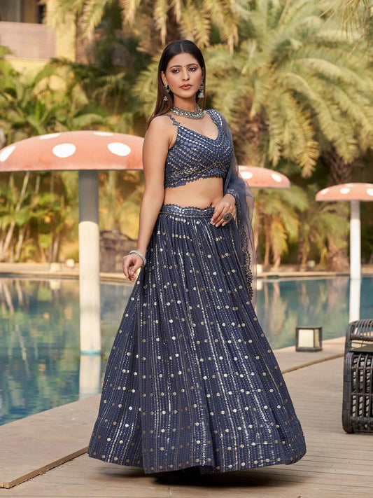 Lehenga en georgette gris festif avec broderie en fil, sequins et papier miroir