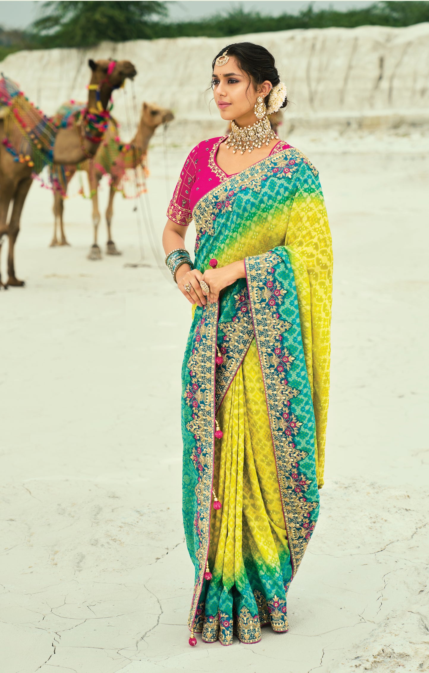 Sari rose fuchsia et jaune vif en pur tissu georgette bandhej avec travail fait main de moti et cut-dana COLLECTION KHUSHI