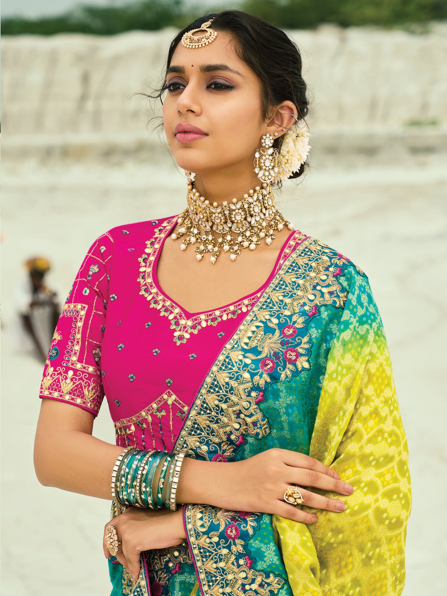 Sari rose fuchsia et jaune vif en pur tissu georgette bandhej avec travail fait main de moti et cut-dana COLLECTION KHUSHI