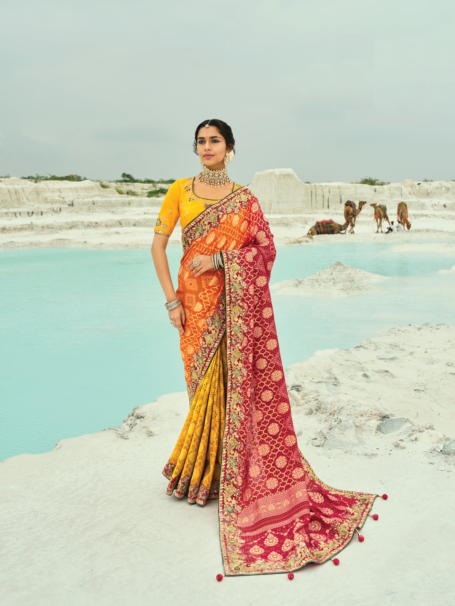 Sari jaune et orange en pur tissu georgette bandhej avec travail fait main de moti et cut-dana COLLECTION KHUSHI