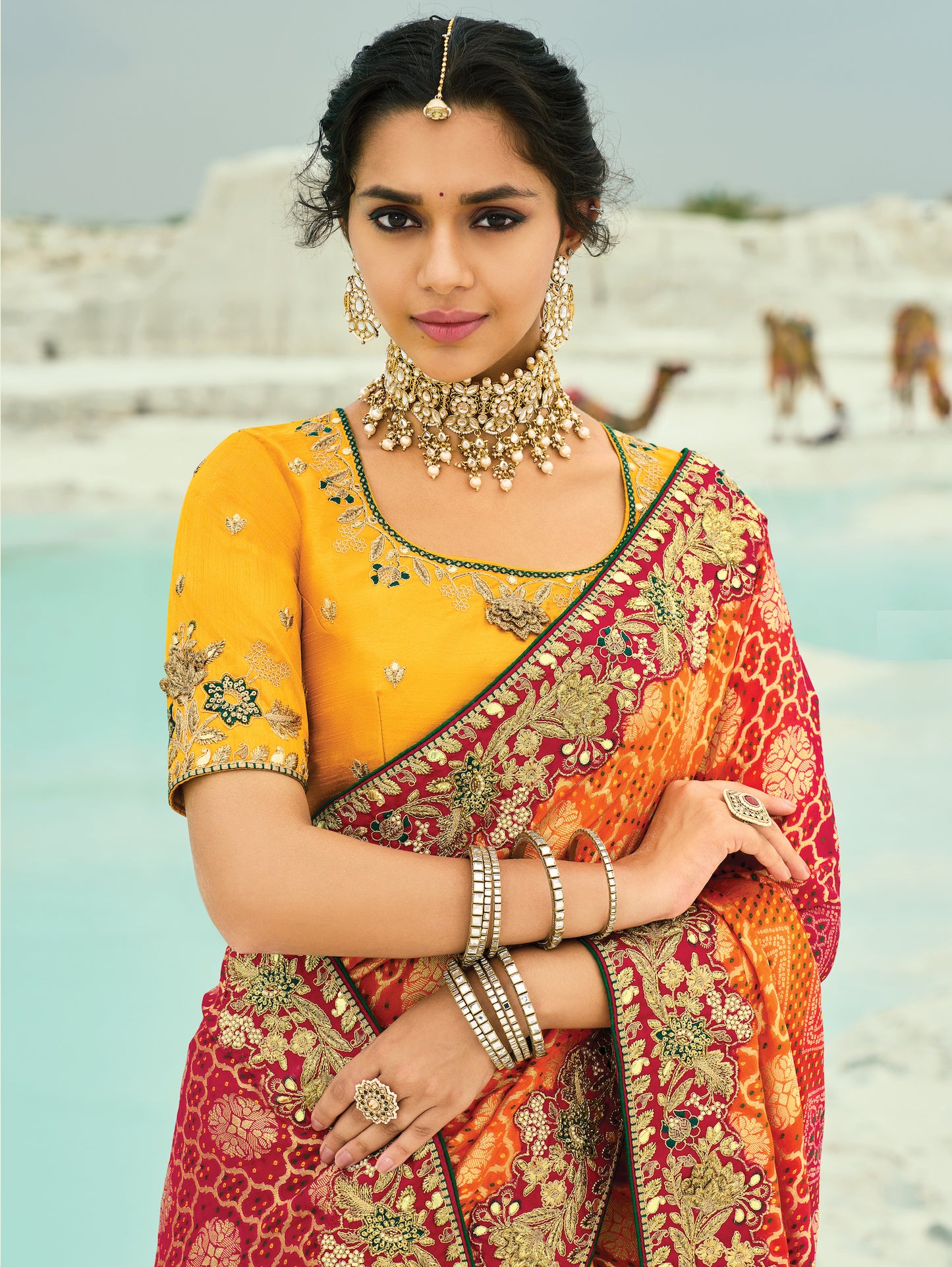Sari jaune et orange en pur tissu georgette bandhej avec travail fait main de moti et cut-dana COLLECTION KHUSHI