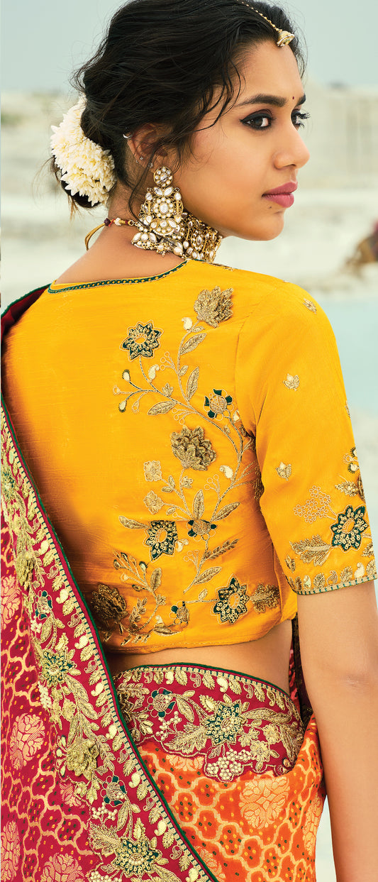 Sari jaune et orange en pur tissu georgette bandhej avec travail fait main de moti et cut-dana COLLECTION KHUSHI
