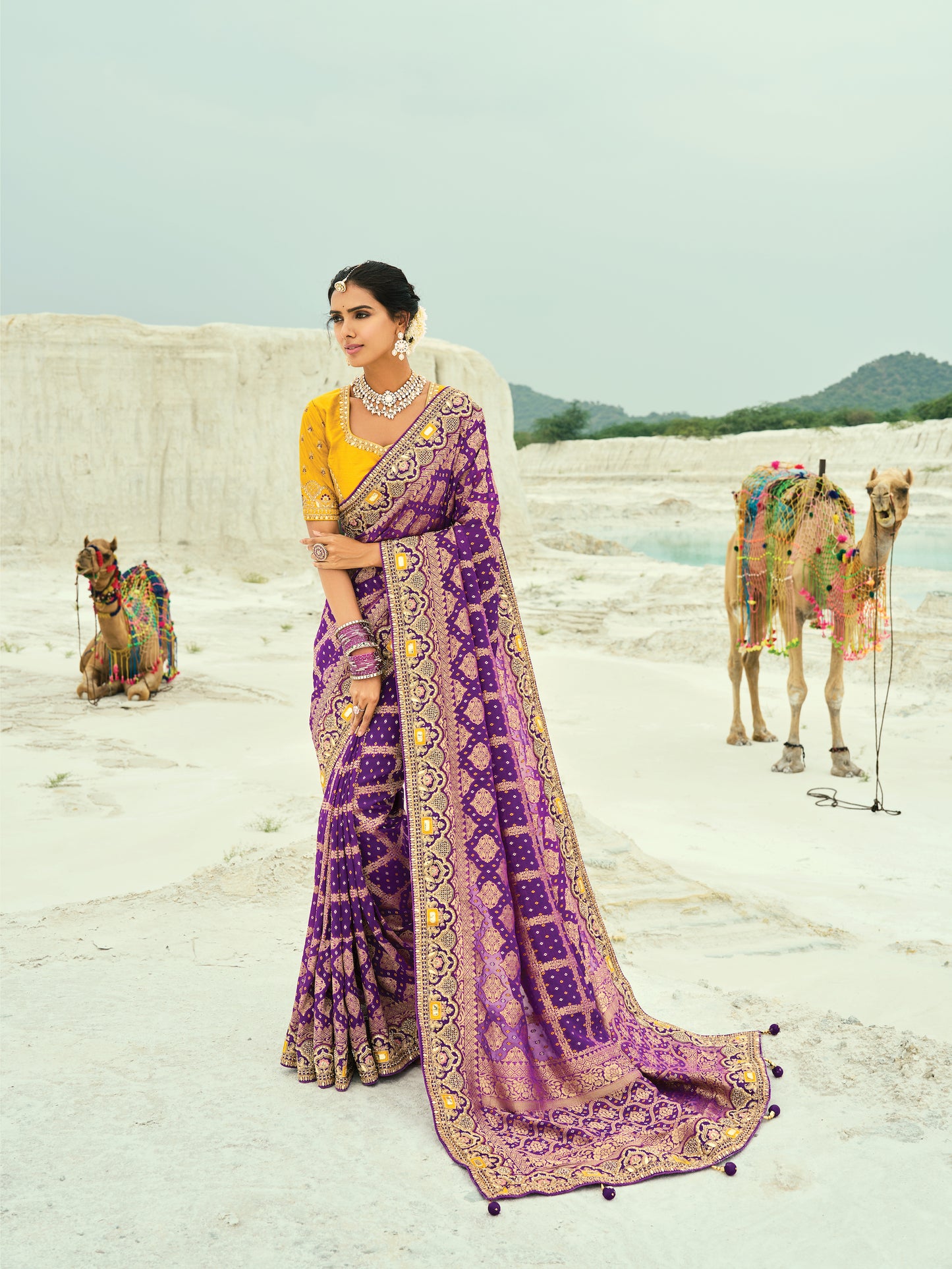 Sari violet et jaune en pur tissu georgette bandhej avec travail fait main de moti et cut-dana COLLECTION KHUSHI