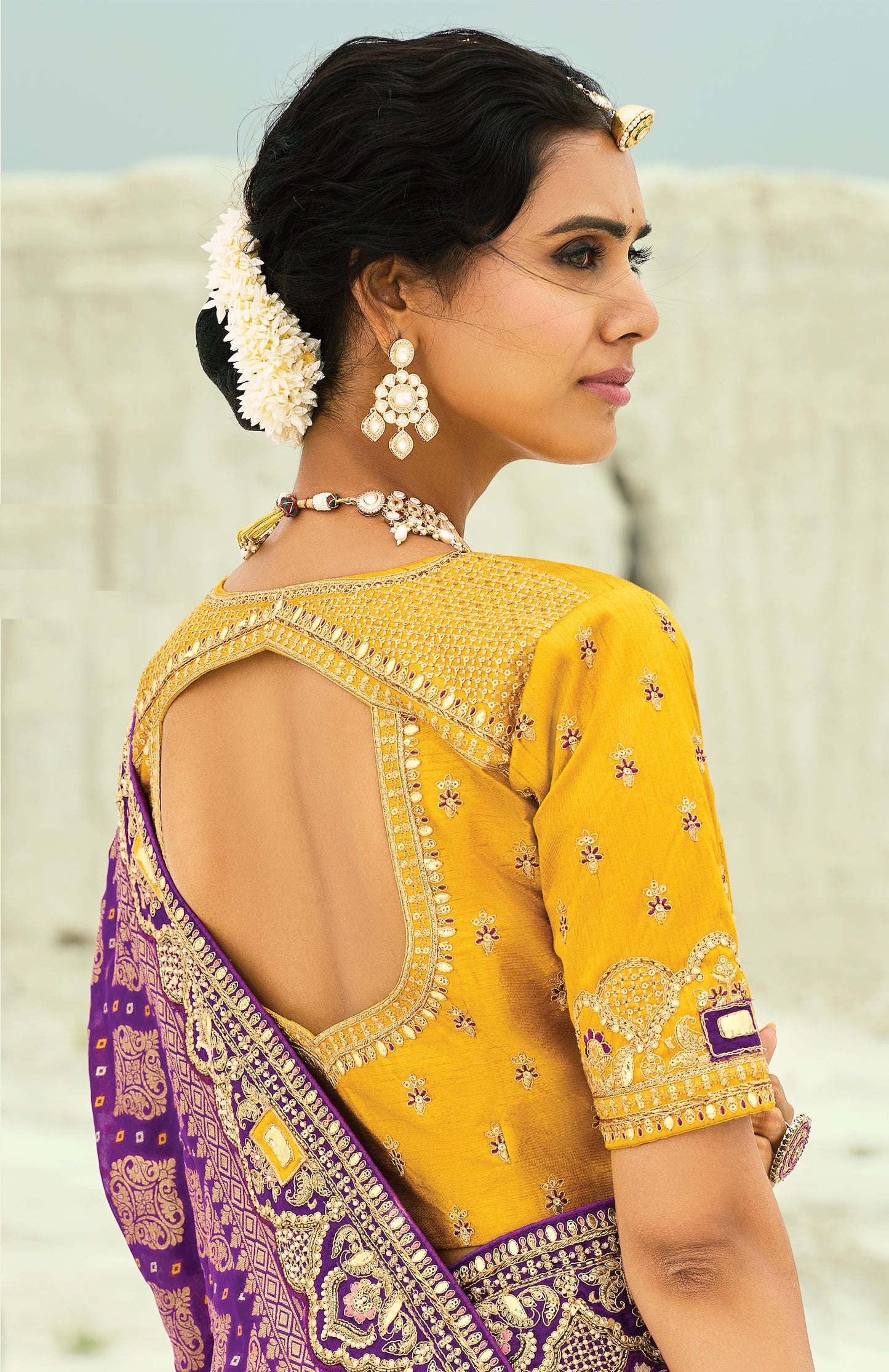 Sari violet et jaune en pur tissu georgette bandhej avec travail fait main de moti et cut-dana COLLECTION KHUSHI