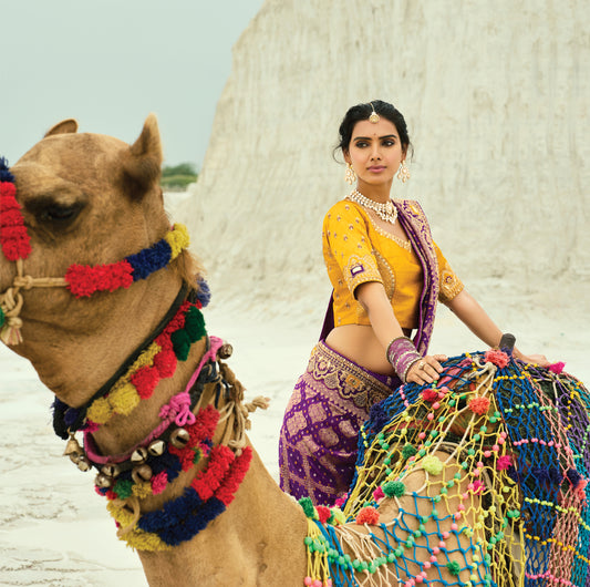 Sari violet et jaune en pur tissu georgette bandhej avec travail fait main de moti et cut-dana COLLECTION KHUSHI