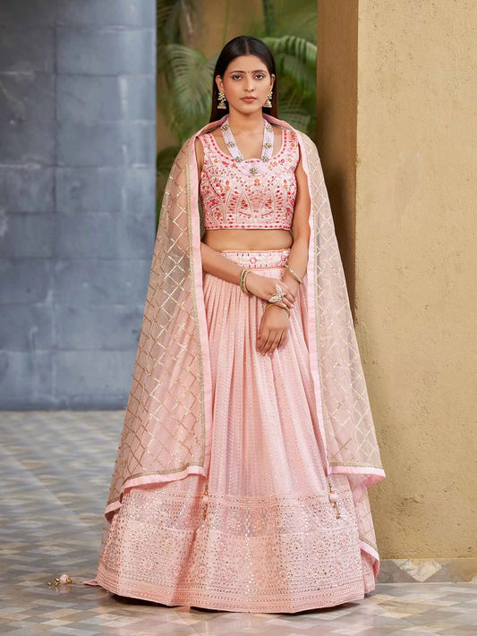 Lehenga rose clair en georgette avec broderie multicolore au fil et au zari à sequins, agrémentée de véritables miroirs