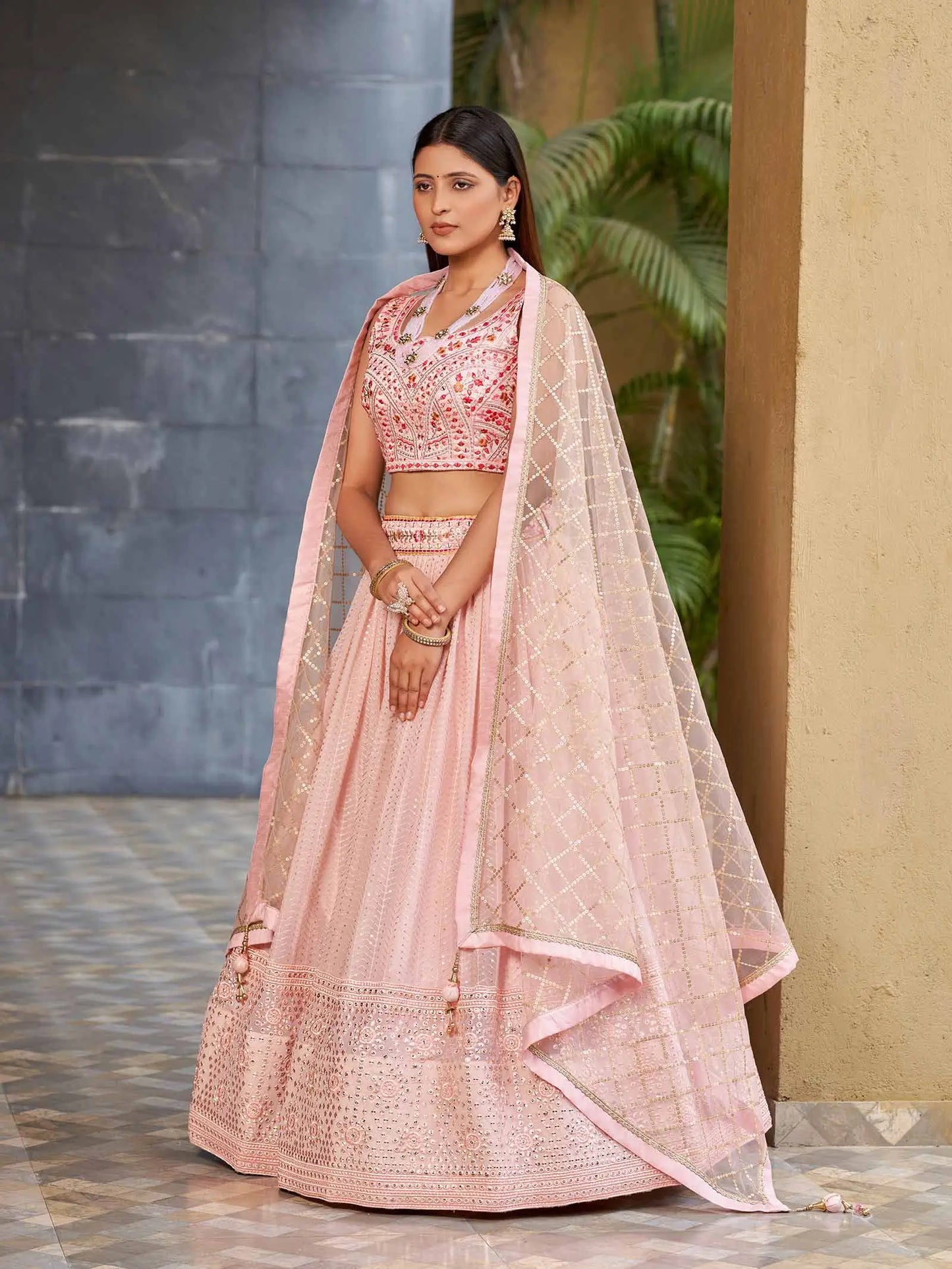 Lehenga rose clair en georgette avec broderie multicolore au fil et au zari à sequins, agrémentée de véritables miroirs