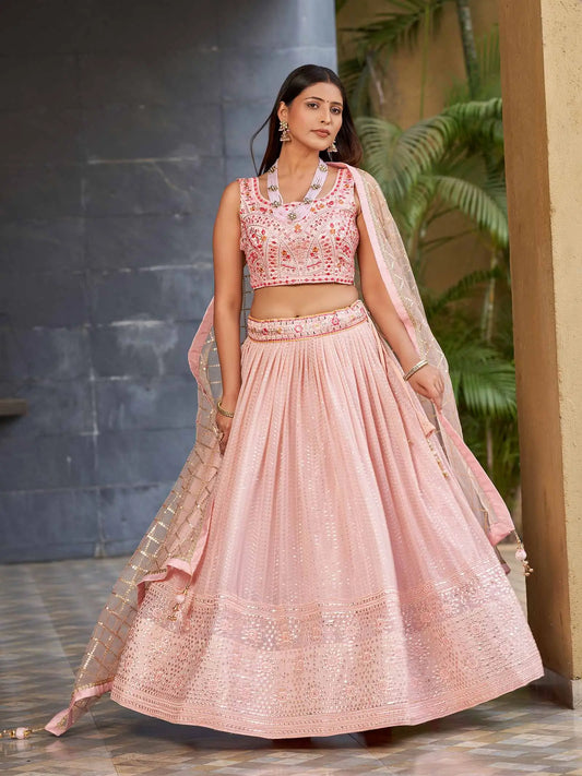 Lehenga rose clair en georgette avec broderie multicolore au fil et au zari à sequins, agrémentée de véritables miroirs