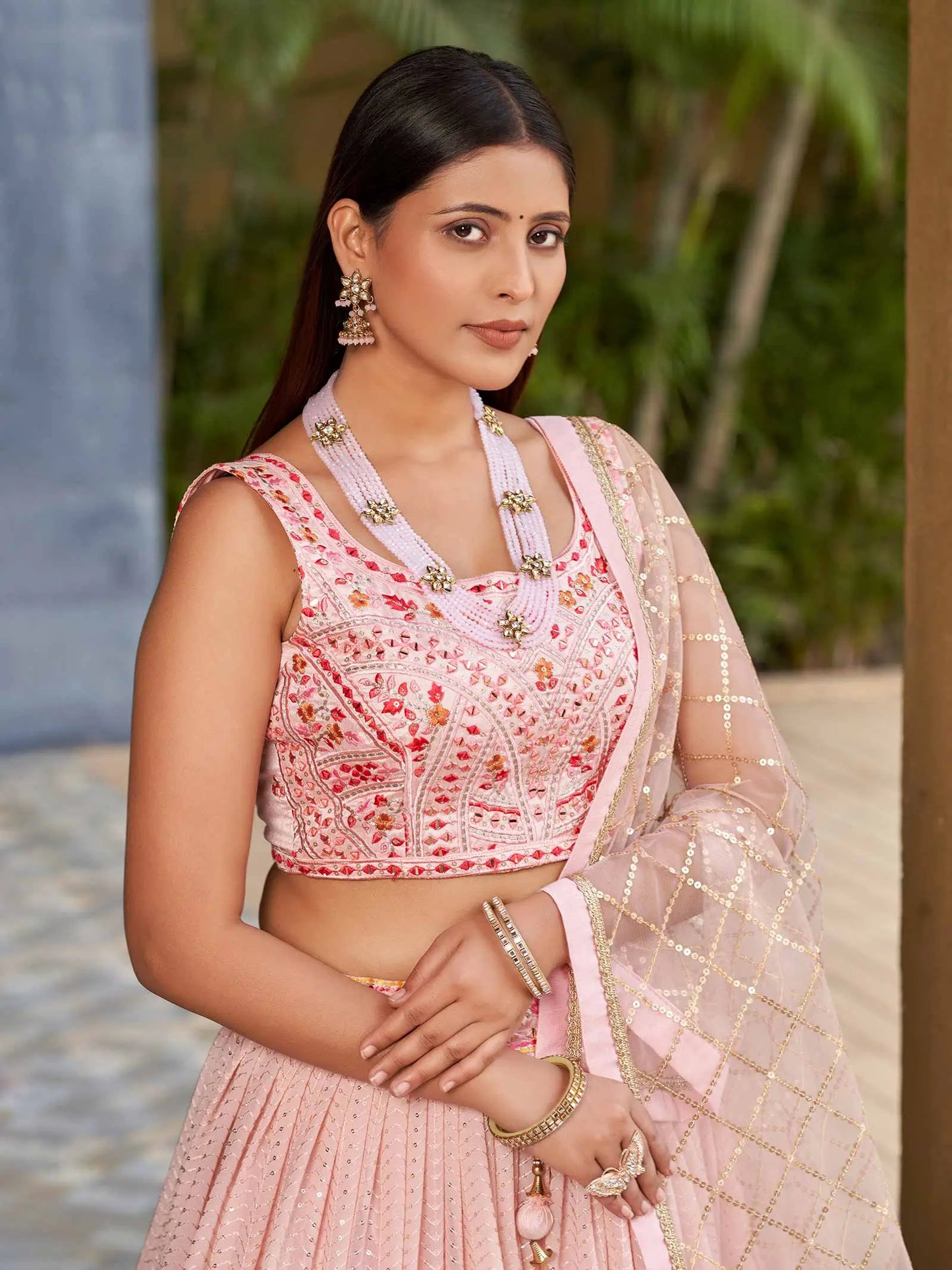 Lehenga rose clair en georgette avec broderie multicolore au fil et au zari à sequins, agrémentée de véritables miroirs
